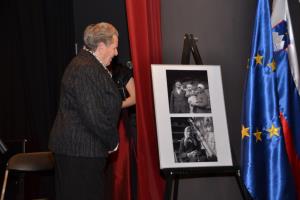 14 omt_praznik_2016_-_razstavo_na_obisku_doma_sta_simbolno_odprli_direktorica_sem_mag_tanja_rezenbergar_in_alojzija_jerman_iz_gorenje_vasi.jp